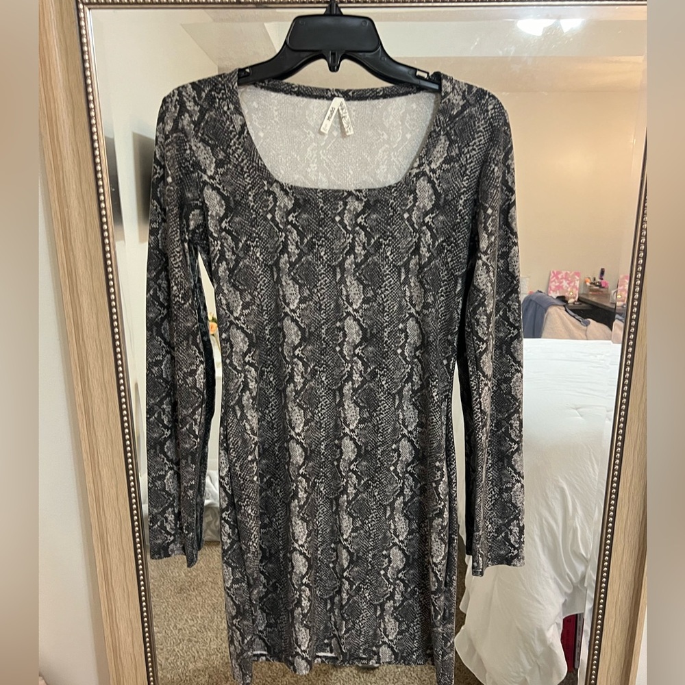 Mudd size small gray snake print dress